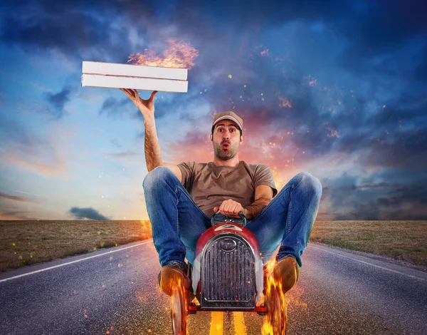 Deliveryman corre veloce con una macchina giocattolo per consegnare la pizza — Foto Stock