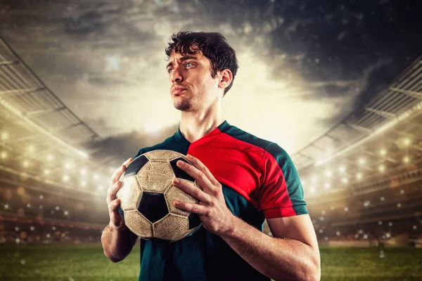 Jugador de fútbol listo para jugar o patear la pelota en sus manos en el estadio —  Fotos de Stock