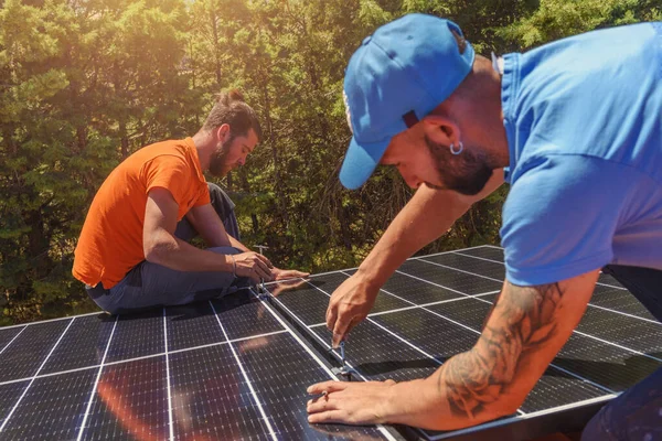 Pracovníci sestavují energetický systém se solárním panelem pro elektřinu a teplou vodu — Stock fotografie