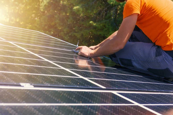 Рабочие собирают энергосистему с солнечной панелью для электричества и горячей воды — стоковое фото
