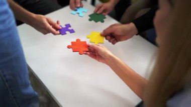 Ortakların takım çalışması. Yapboz parçaları ile bütünleşme ve başlangıç kavramı