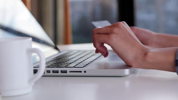 Menina está pronta para pagar com cartão de crédito em uma loja online — Vídeo de Stock