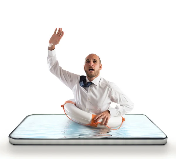 Affärsman med livbälte riskerar att drunkna på skärmen på en smartphone — Stockfoto