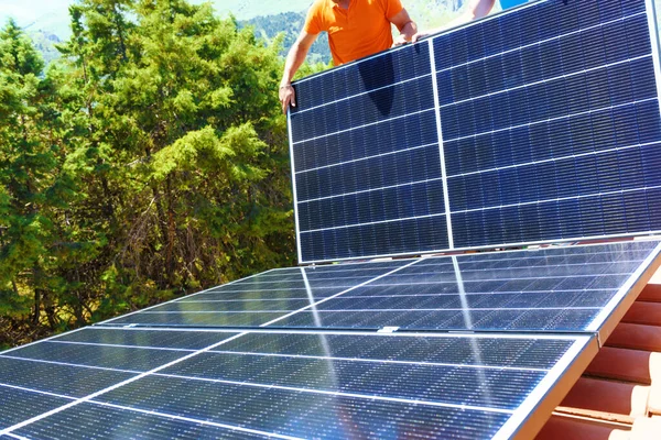 Pracovníci sestavují energetický systém se solárním panelem pro elektřinu a teplou vodu — Stock fotografie