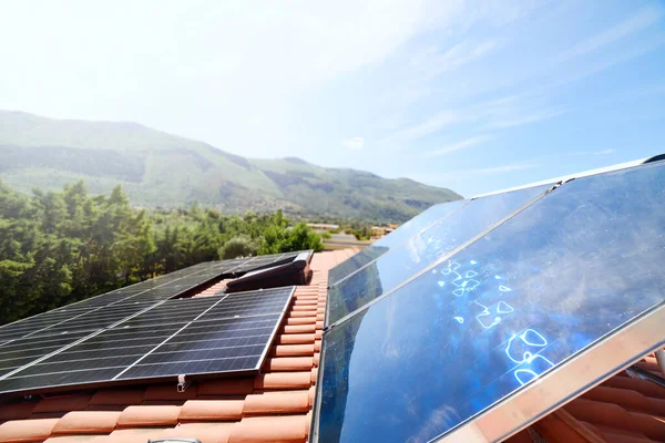 Systém obnovitelné energie se solárním panelem pro elektřinu a teplou vodu — Stock fotografie