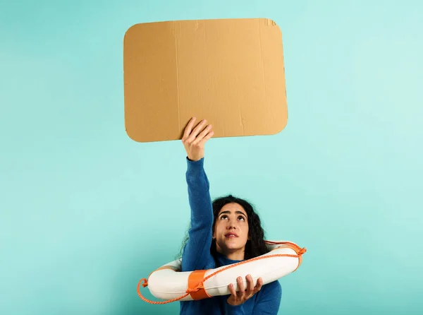 La mujer de negocios con salvavidas pide ayuda. antecedentes de cyan — Foto de Stock