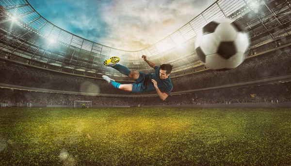 Fotbollsspelare träffar bollen med en akrobatisk spark i luften på stadion — Stockfoto