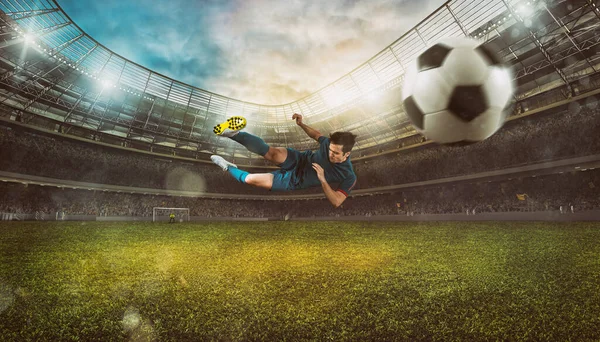 L'attaquant frappe le ballon avec un coup de pied acrobatique dans les airs au stade — Photo