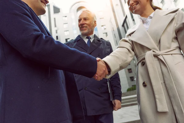 Podání rukou obchodní osoba v úřadu jako týmová práce a partnerství. — Stock fotografie
