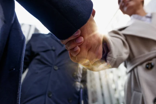 Podání rukou obchodní osoba v úřadu jako týmová práce a partnerství. — Stock fotografie