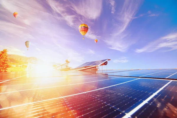 Sistema de energia renovável com painel solar para água quente — Fotografia de Stock