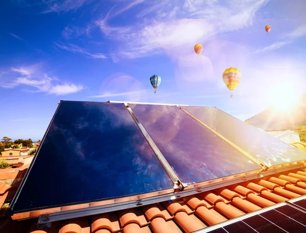 Sistema de energia renovável com painel solar para água quente — Fotografia de Stock