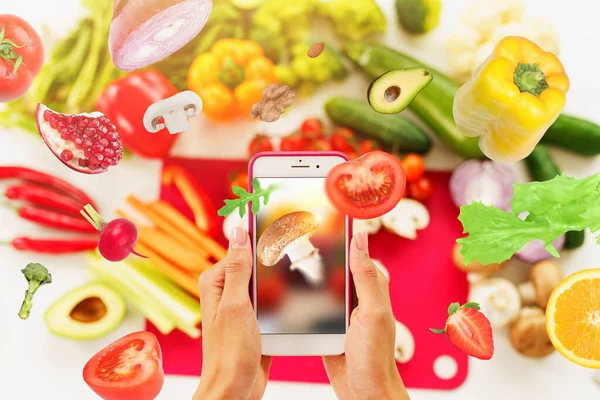 Koch folgt Gemüserezept vom Smartphone — Stockfoto