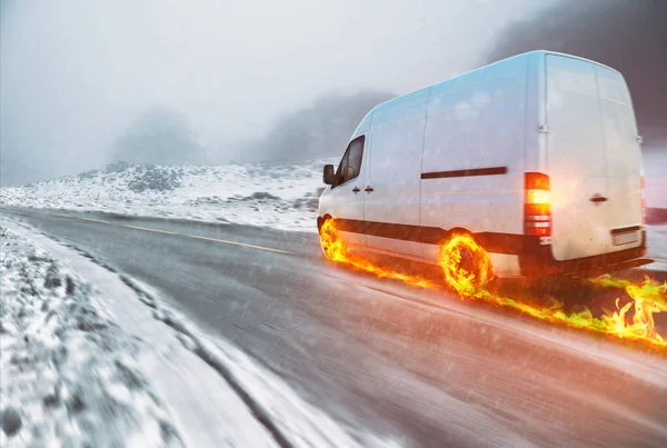 雪に覆われた道路上の燃える車輪を持つ白いバン — ストック写真