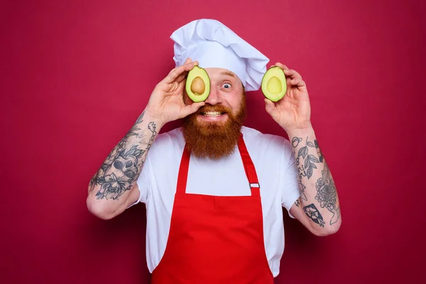 Lo chef si copre l'occhio con un avocado — Foto Stock