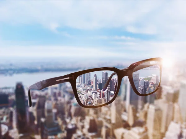 Óculos que ajustam corretamente a visão de borrado a afiado — Fotografia de Stock