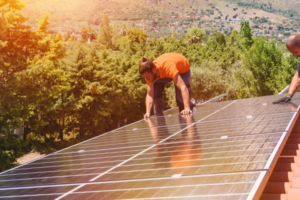 Pracovníci montovat energetický systém se solárním panelem pro elektřinu — Stock fotografie