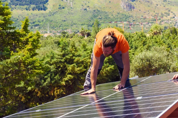 Pracovníci montovat energetický systém se solárním panelem pro elektřinu — Stock fotografie