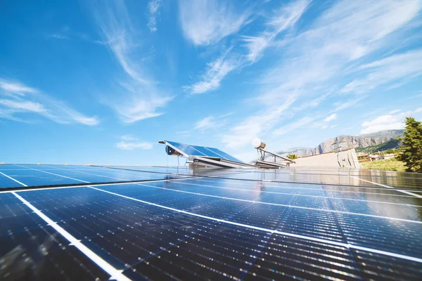 Sistema de energía renovable con panel solar para electricidad y agua caliente —  Fotos de Stock