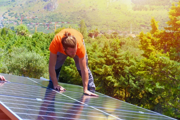 Робітники збирають енергетичну систему з сонячною панеллю для електроенергії — стокове фото