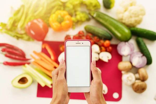 Cook segue una ricetta di verdure dallo smartphone — Foto Stock