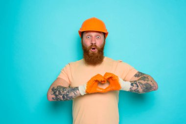 Sarı şapkalı işçi işinden memnun.