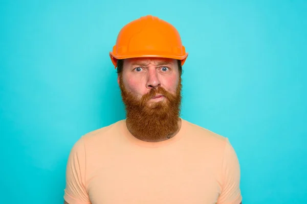 Operaio con cappello giallo è confuso circa il suo lavoro — Foto Stock