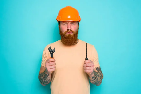 Werknemer met gele hoed is in de war over zijn werk — Stockfoto