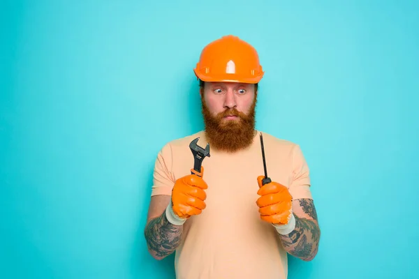 Trabalhador com chapéu amarelo está confuso sobre seu trabalho — Fotografia de Stock