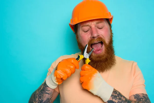 Incompetent worker acts like a dentist and removes a tooth — Stock Photo, Image