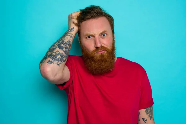 Homem com barba está confuso e estressado — Fotografia de Stock