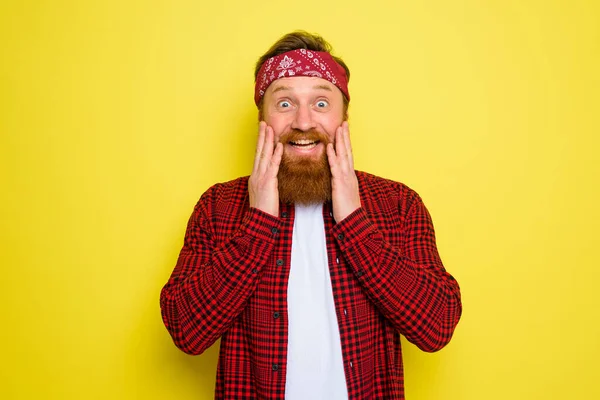 Uomo stupito con barba e bandana in testa — Foto Stock