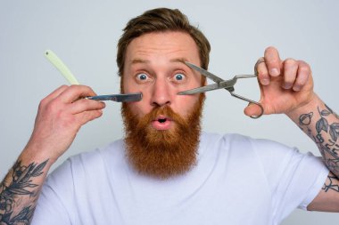 Merak ediyorum, makaslı ve bıçaklı adam sakalı kesmeye hazır mı?
