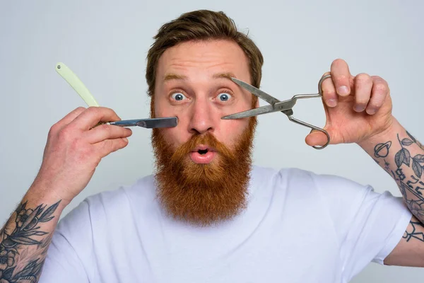 Meraviglioso uomo con forbici e lama è pronto a tagliare la barba — Foto Stock