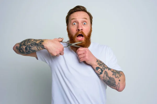 Verbazingwekkende man met schaar wil de baard niet doorknippen — Stockfoto