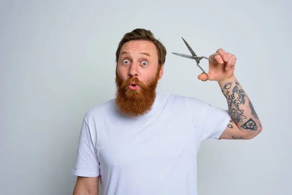 L'uomo domandato con le forbici è pronto a tagliare la barba — Foto Stock
