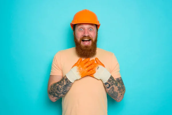 Werknemer met gele hoed is blij met zijn werk — Stockfoto