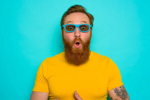 Человек в бороде и солнечных очках удивлен и счастлив — стоковое фото