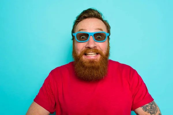 L'uomo con la barba e gli occhiali da sole è stupito e felice — Foto Stock