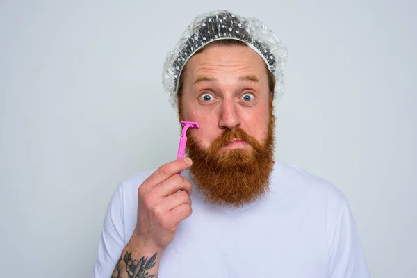 L'uomo regola la barba con una lama di rasoio — Foto Stock