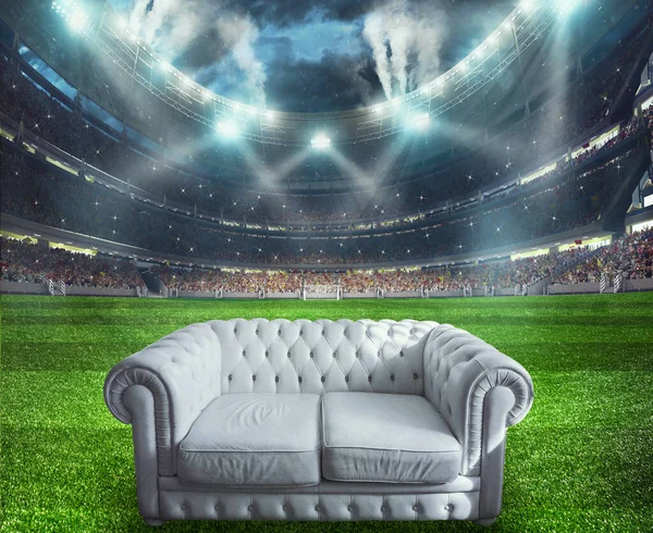 Futbol sahasının ortasındaki beyaz kanepe. — Stok fotoğraf