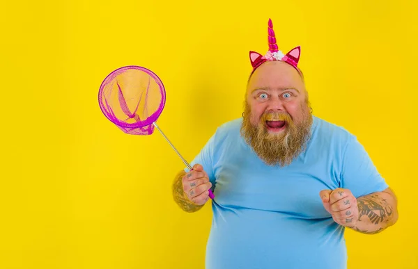 Vet gelukkig man met hoofdband spelen met zee net — Stockfoto