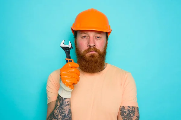Arbeiter mit gelbem Hut ist verwirrt über seine Arbeit — Stockfoto