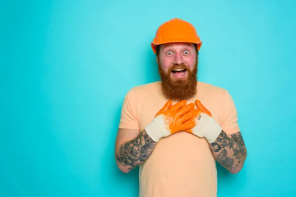 Werknemer met gele hoed is blij met zijn werk — Stockfoto