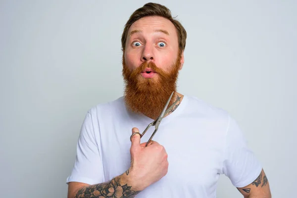 L'uomo domandato con le forbici è pronto a tagliare la barba — Foto Stock