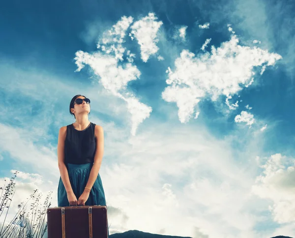 Meisje met koffer in haar hand beeldt zich in dat ze de wereld rondreist — Stockfoto