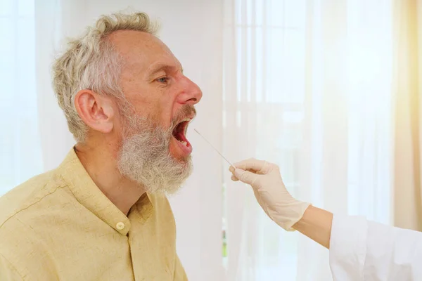 Le patient est prêt à faire un test covid-19 avec le médecin — Photo