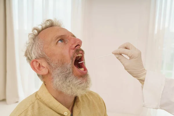 Patiënt is klaar voor een covid-19 test met de arts — Stockfoto