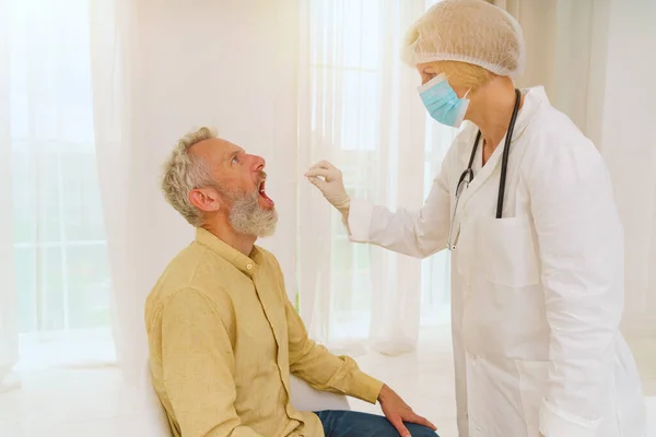 El paciente está listo para hacer una prueba de covid-19 con el médico. —  Fotos de Stock