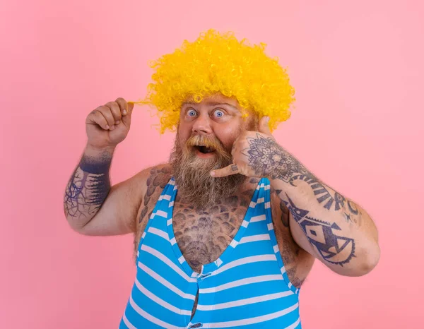 Uomo stupito con parrucca gialla e costume da bagno è pronto per l'estate — Foto Stock